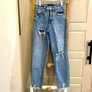 Aeropostale Mom Jeans in excellent condition only worn once size 0